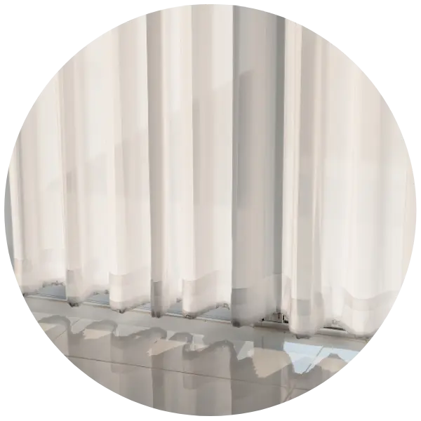 wyprane w pralni chemicznej białe firany