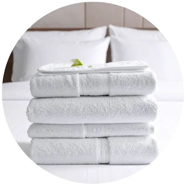 wyprane w pralni chemicznej białe ręczniki poskładane na łóżku w hotelu